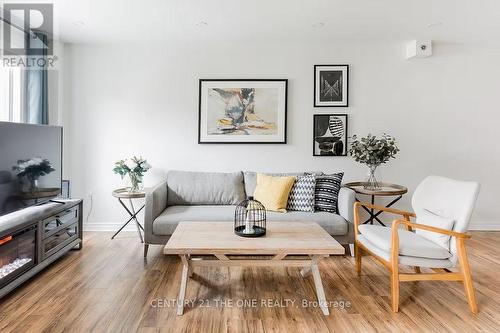721 - 75 Weldrick Road E, Richmond Hill, ON - Indoor Photo Showing Living Room