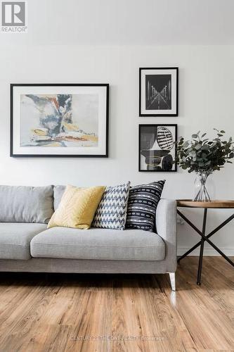 721 - 75 Weldrick Road E, Richmond Hill, ON - Indoor Photo Showing Living Room