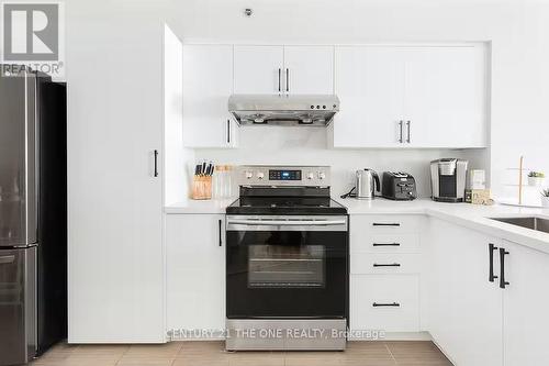 721 - 75 Weldrick Road E, Richmond Hill, ON - Indoor Photo Showing Kitchen