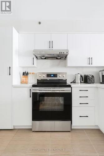 721 - 75 Weldrick Road E, Richmond Hill, ON - Indoor Photo Showing Kitchen