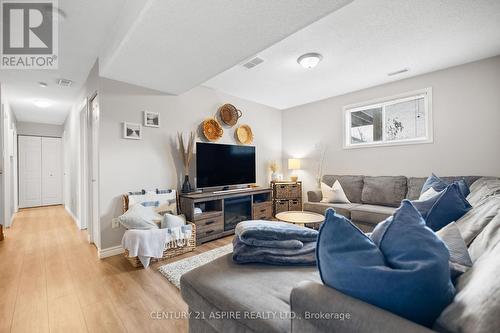 15 Dutch Drive, Petawawa, ON - Indoor Photo Showing Living Room