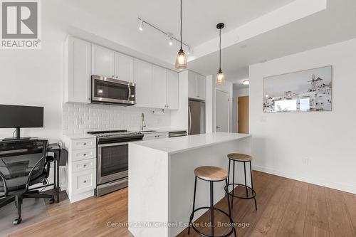 301 - 150 Sabina Drive, Oakville (Go Glenorchy), ON - Indoor Photo Showing Kitchen With Upgraded Kitchen