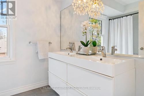 149 Fruitland Avenue, Burlington, ON - Indoor Photo Showing Bathroom