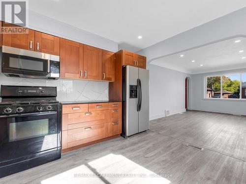 753 Burgess Avenue, Hamilton, ON - Indoor Photo Showing Kitchen