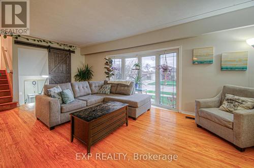 148 Strathcona Crescent, Kitchener, ON - Indoor Photo Showing Living Room