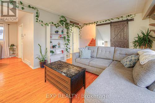 148 Strathcona Crescent, Kitchener, ON - Indoor Photo Showing Living Room