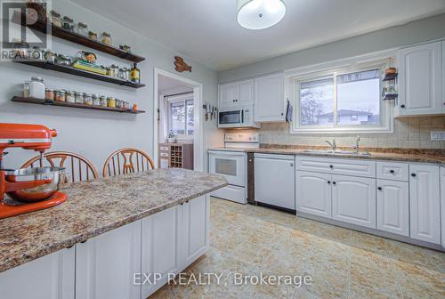 148 Strathcona Crescent, Kitchener, ON - Indoor Photo Showing Kitchen