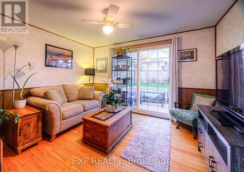 148 Strathcona Crescent, Kitchener, ON - Indoor Photo Showing Living Room