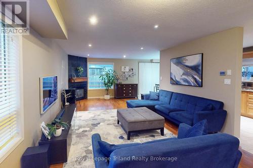 566 Alberta Avenue, Woodstock (Woodstock - South), ON - Indoor Photo Showing Living Room