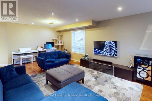 566 Alberta Avenue, Woodstock (Woodstock - South), ON - Indoor Photo Showing Living Room
