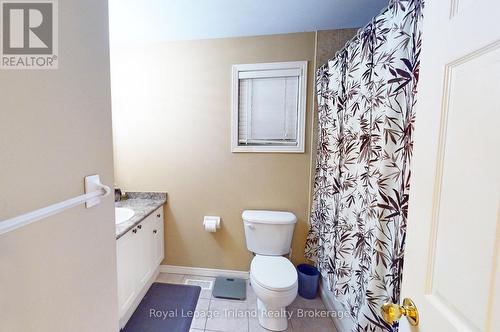 566 Alberta Avenue, Woodstock (Woodstock - South), ON - Indoor Photo Showing Bathroom