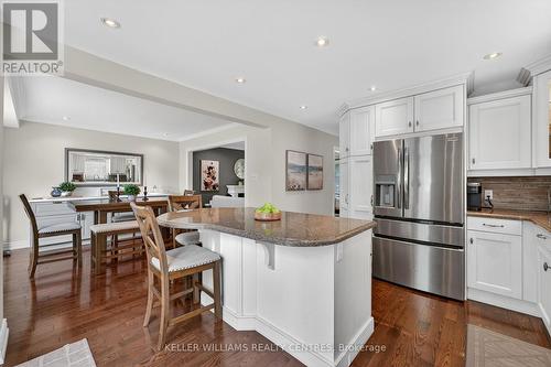 42 Buchanan Crescent, Aurora, ON - Indoor Photo Showing Kitchen With Upgraded Kitchen