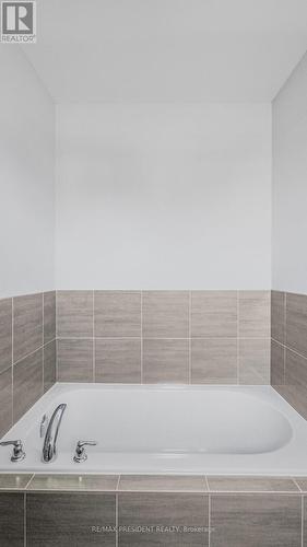 28 Mclaughlin Street, Welland, ON - Indoor Photo Showing Bathroom