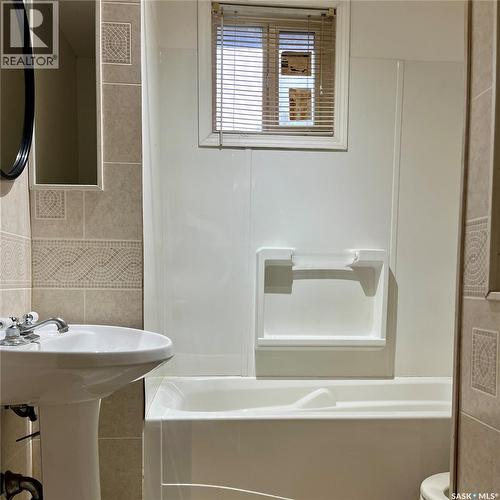 1225 B Avenue N, Saskatoon, SK - Indoor Photo Showing Bathroom