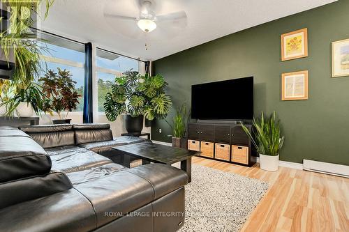 107 - 2019 Bank Street S, Ottawa, ON - Indoor Photo Showing Living Room
