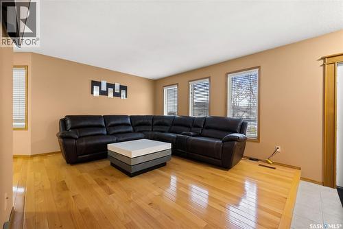 1506 Truesdale Drive E, Regina, SK - Indoor Photo Showing Living Room