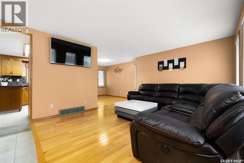 1506 Truesdale Drive E, Regina, SK - Indoor Photo Showing Living Room