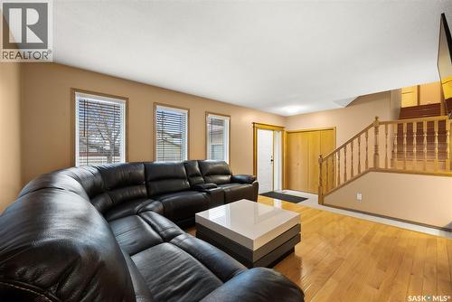 1506 Truesdale Drive E, Regina, SK - Indoor Photo Showing Living Room