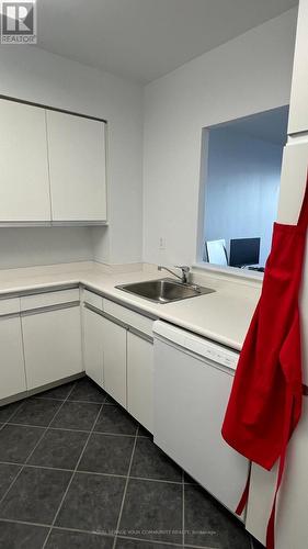 714 - 11 Thorncliffe Pk Drive, Toronto, ON - Indoor Photo Showing Kitchen