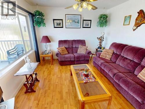 5756 Willow Ave, Powell River, BC - Indoor Photo Showing Living Room