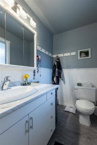 206 7Th Avenue, Kimberley, BC - Indoor Photo Showing Bathroom