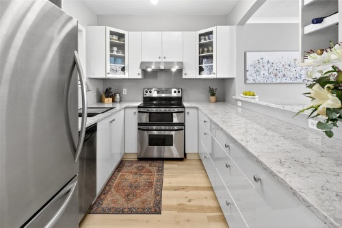 303-50 Songhees Rd, Victoria, BC - Indoor Photo Showing Kitchen