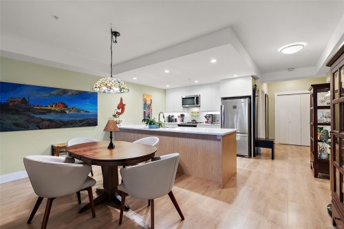 203-2461 Sidney Ave, Sidney, BC - Indoor Photo Showing Dining Room