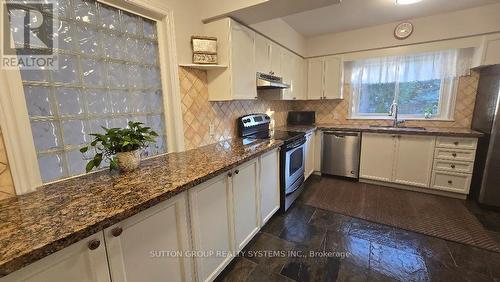 1236 Ogden Avenue, Mississauga, ON - Indoor Photo Showing Kitchen