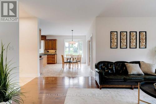 17 Tews Lane, Hamilton, ON - Indoor Photo Showing Living Room