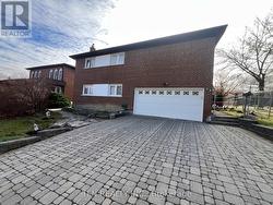 23 BEARDMORE CRESCENT  Toronto, ON M2K 2P3