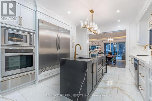 1540 Mississauga Road, Mississauga, ON - Indoor Photo Showing Kitchen With Upgraded Kitchen