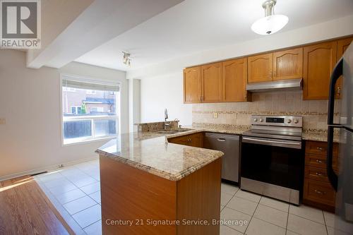 9 Queensland Crescent, Caledon, ON - Indoor Photo Showing Kitchen
