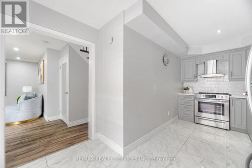 34 Chipmunk Crescent, Brampton, ON - Indoor Photo Showing Kitchen
