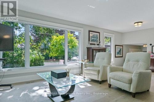 231 Southwood Court, Oakville (Br Bronte), ON - Indoor Photo Showing Living Room