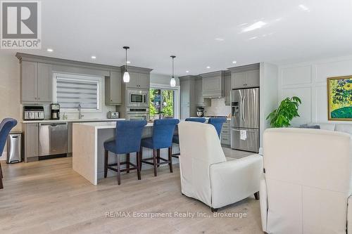 231 Southwood Court, Oakville (Br Bronte), ON - Indoor Photo Showing Kitchen With Upgraded Kitchen