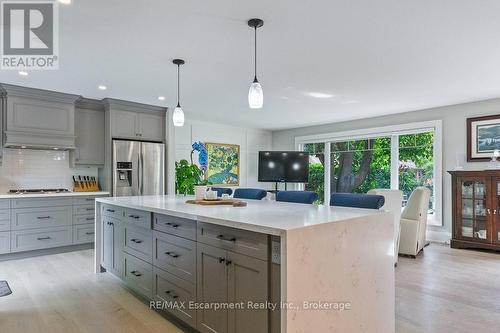 231 Southwood Court, Oakville (Br Bronte), ON - Indoor Photo Showing Kitchen With Upgraded Kitchen