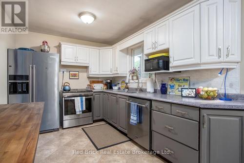 302 Ross Avenue, Kitchener, ON - Indoor Photo Showing Kitchen