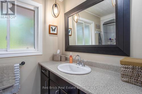302 Ross Avenue, Kitchener, ON - Indoor Photo Showing Bathroom