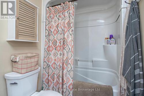 302 Ross Avenue, Kitchener, ON - Indoor Photo Showing Bathroom