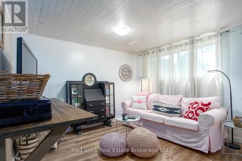 302 Ross Avenue, Kitchener, ON - Indoor Photo Showing Living Room