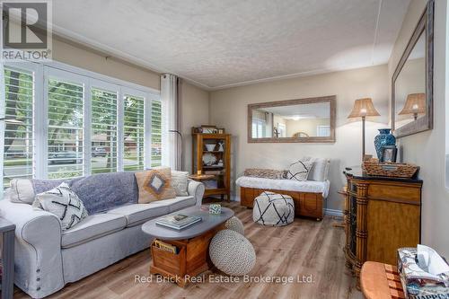302 Ross Avenue, Kitchener, ON - Indoor Photo Showing Living Room