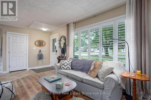 302 Ross Avenue, Kitchener, ON - Indoor Photo Showing Living Room