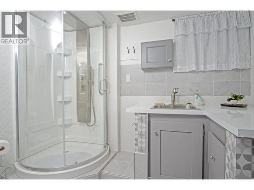515 Canyon St Street, Creston, BC - Indoor Photo Showing Bathroom