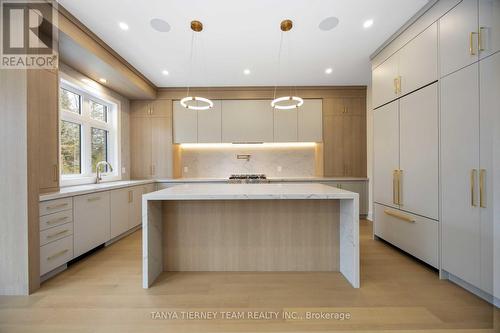 50 Carnwith Drive W, Whitby, ON - Indoor Photo Showing Kitchen With Upgraded Kitchen