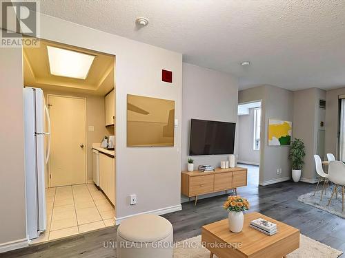 510 - 45 Holland Avenue, Ottawa, ON - Indoor Photo Showing Living Room