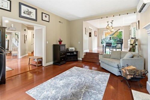 2013 Ferndale Rd, Saanich, BC 