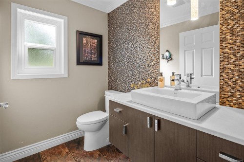 2013 Ferndale Rd, Saanich, BC 