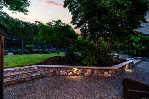 2013 Ferndale Rd, Saanich, BC 