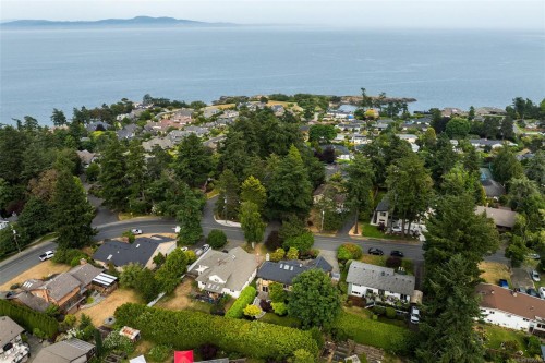 2013 Ferndale Rd, Saanich, BC 