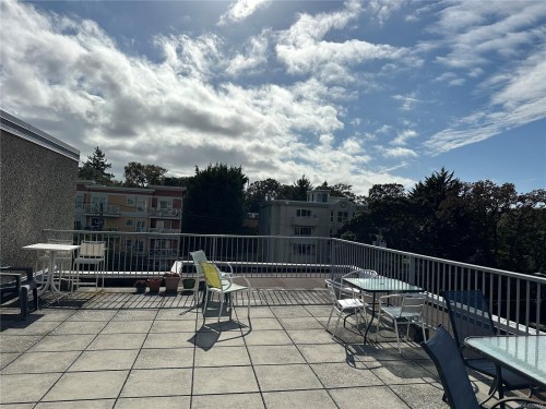 301-1366 Hillside Ave, Victoria, BC - Outdoor